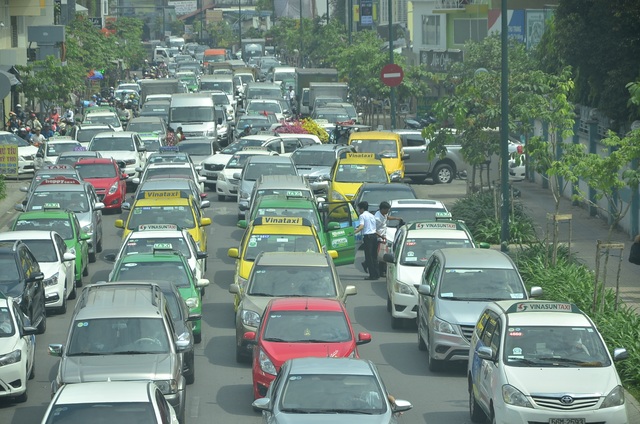 Cao điểm người dân đổ về quê ăn Tết, sân bay kẹt cứng - 4 Một người dân xuống taxi để đi bộ vào sân bay vì kẹt xe nghiêm trọng