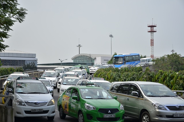 Cao điểm người dân đổ về quê ăn Tết, sân bay kẹt cứng - 9 Cao điểm người dân đổ về quê ăn Tết, sân bay kẹt cứng - 9