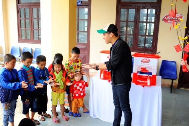 Bất ngờ từ món quà tết MC Phan Anh dành cho bà con vùng lũ - 2 Mang theo bao lì xì sức khỏe Lifebuoy, nam MC hướng dẫn các em nhỏ các bước rửa tay đúng cách để phòng ngừa các bệnh đường ruột và tiêu hóa.