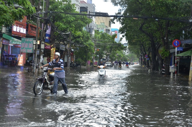 Mưa trái mùa chiều 28 Tết, nhiều tuyến đường Sài Gòn ngập lênh láng - 10 Mưa trái mùa chiều 28 Tết, nhiều tuyến đường Sài Gòn ngập lênh láng - 10