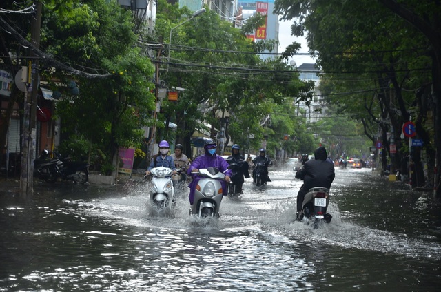 Mưa trái mùa chiều 28 Tết, nhiều tuyến đường Sài Gòn ngập lênh láng - 9 Mưa trái mùa chiều 28 Tết, nhiều tuyến đường Sài Gòn ngập lênh láng - 9