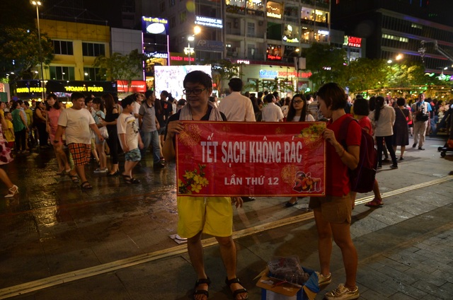 “Là người Sài Gòn, không xả rác” - 1 Nhóm tình nguyện SV07 với khẩu hiệu Tết sạch không rác trên đường hoa Nguyễn Huệ