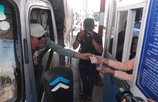 "Bí" vì tài xế đòi trả lại 100 đồng, BOT Cai Lậy xả trạm lần 3 - 1
Tài xế đua nhau trả tiền lẻ và đòi trả lại tiền siêu lẻ khiến các nhân viên trạm thu phí không thể phục vụ.