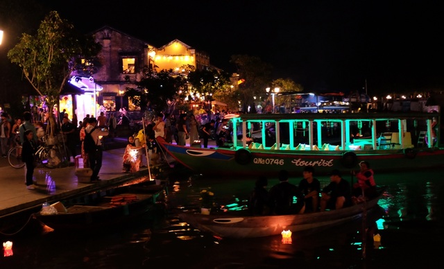 Không pháo hoa, giao thừa đậm chất văn hoá Việt - 5 Nhiều hoa đăng được thả xuống sông Hoài mang theo lời nguyện cầu mọi điều tốt đẹp trong thời khắc chuyển giao năm cũ và năm mới