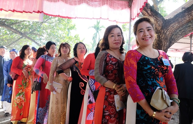 Đà Nẵng rộn ràng hội làng giữa phố - 4 Dòng người nối nhau chờ vào đình làng dâng hương, hoa tưởng nhớ tổ tiên