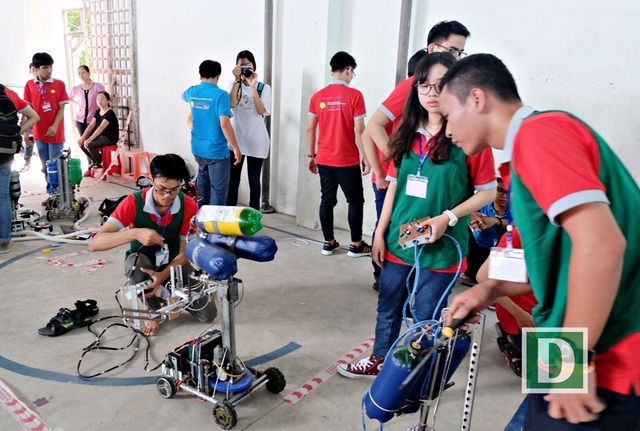 Khai mạc Cuộc thi sáng tạo robot dành cho học sinh - 2 Tham dự Robodnic 2017 có 26 đội thi; trong đó có 23 đội đến từ các trường THPT ở Đà Nẵng, 3 đội ở Quảng Nam