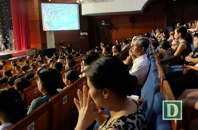 Xúc động tiếng đàn, tiếng hát của học sinh khiếm thị - 7 Và phía dưới sân khấu, nhiều khán giả không khỏi xúc động