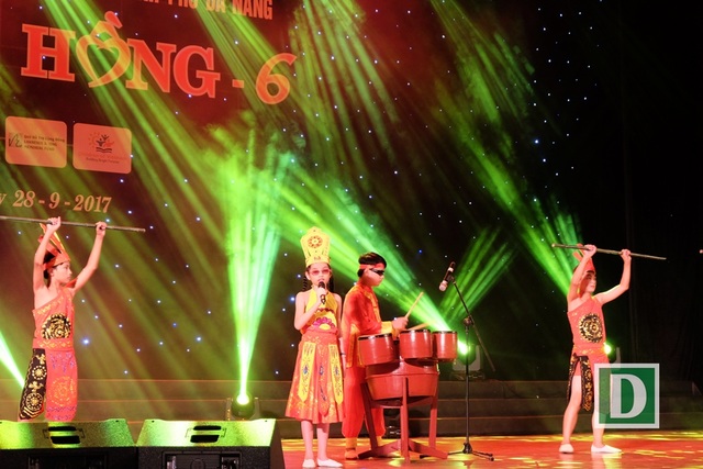 Xúc động tiếng đàn, tiếng hát của học sinh khiếm thị - 4 Các em học sinh khiếm thị, khiếm thính cùng biểu diễn những tiết mục đặc sắc