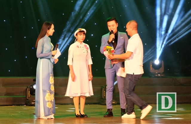 Xúc động tiếng đàn, tiếng hát của học sinh khiếm thị - 6 Nhiều khán giả tặng hoa bày tỏ cảm phục em