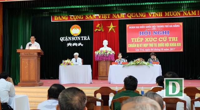Cử tri "truy" có phải lái xe của Bí thư Đà Nẵng mua 12 lô đất? - 1
Các ĐBQH TP Đà Nẵng tiếp xúc cử tri quận Sơn Trà sáng 4/10.