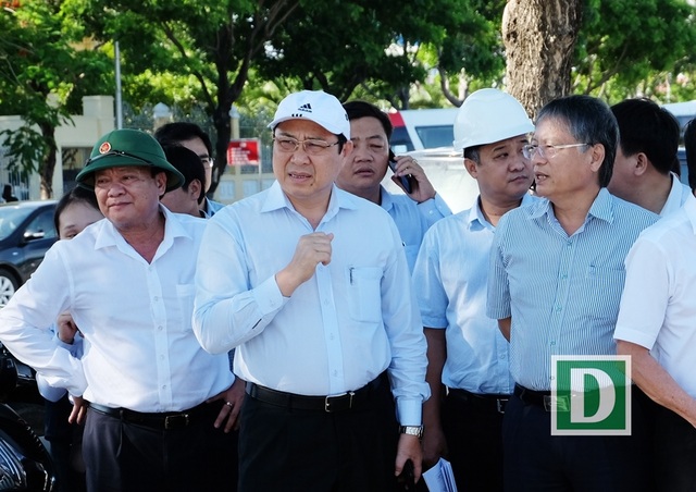 Chủ tịch Đà Nẵng thị sát các tuyến đường phục vụ APEC - 1 Ông Huỳnh Đức Thơ - Chủ tịch UBND TP Đà Nẵng cùng đại diện các ban, ngành liên quan thị sát các tuyến đường phục vụ Tuần lễ Cấp cao APEC