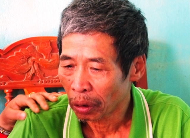 Xúc động giây phút người cha già gặp lại con gái sau 16 năm thất lạc - 9
Người đàn ông nghẹn ngào trong niềm hạnh phúc khi gặp lại con gái.