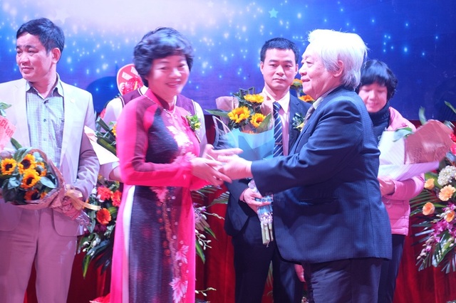 Chủ tịch Hội Khuyến học VN Nguyễn Thị Doan ủng hộ phương pháp học trực tuyến - 2
Phó Chủ tịch Hội Khuyến học Việt Nam Phạm Tất Dong tặng quà tới các thầy cô giáo của HOCMAI