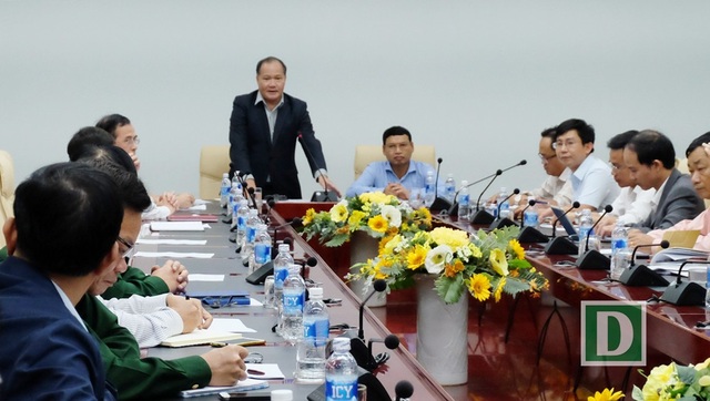 Đà Nẵng họp khẩn ứng phó thiên tai chuẩn bị APEC - 1 Đoàn công tác của Ban Chỉ đạo Trung ương về Phòng, chống thiên tai chuẩn bị ứng phó thiên tai phục vụ APEC do Thứ trưởng Hoàng Văn Thắng làm trưởng đoàn vừa làm việc với lãnh đạo UBND TP Đà Nẵng tối 1/11