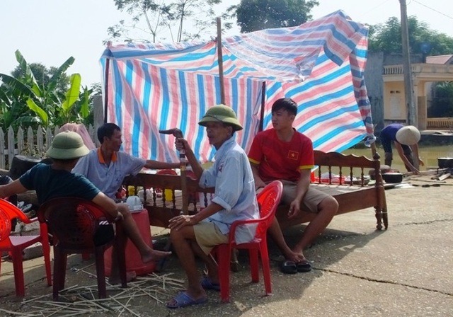 Nhiều người dân vẫn sống cảnh “màn trời chiếu đất” sau lũ - 10
Trời nắng lên khiến sinh hoạt của người dân càng thêm vất vả