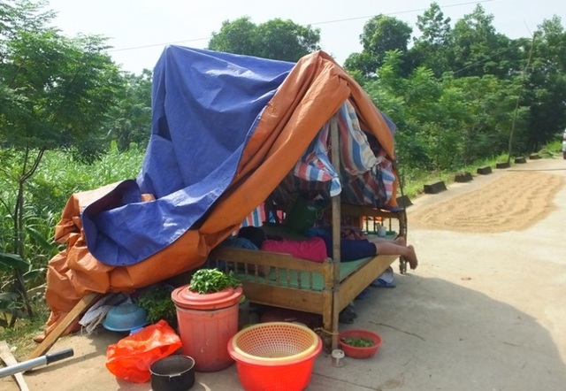 Nhiều người dân vẫn sống cảnh “màn trời chiếu đất” sau lũ - 7 Cuộc sống thiếu thốn đủ thứ