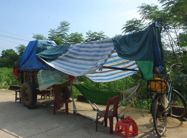 Nhiều người dân vẫn sống cảnh “màn trời chiếu đất” sau lũ - 6
Những lều lán đơn sơ dựng tạm trong những ngày mưa lũ