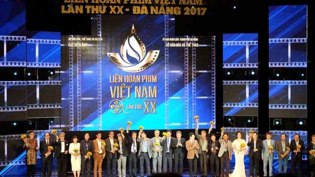 Phó Thủ tướng Vũ Đức Đam chúc tình yêu nghệ thuật thứ 7 mãi thăng hoa - 13 Liên hoan phim Việt Nam lần thứ XX vừa chính thức khai mạc tối 24/11. Liên hoan dự kiến kéo dài từ ngày 24/11 - 28/11 với nhiều hoạt động phong phú.