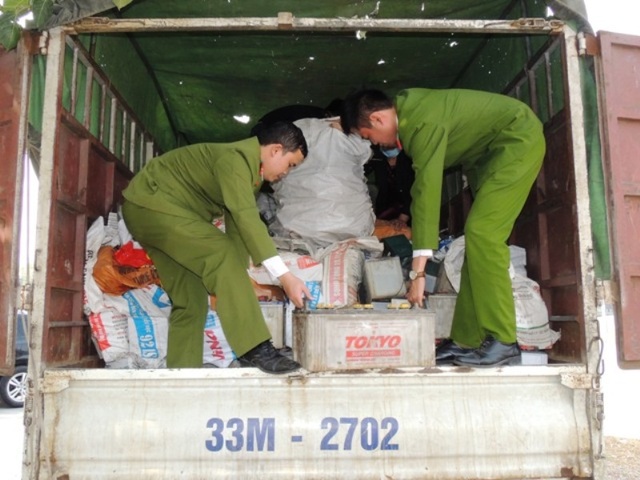 Bắt xe tải chở 10 tấn chất thải nguy hại về Hà Nội tái chế - 1 Lực lượng Cảnh sát môi trường kiểm tra xe ô tô và tang vật vụ việc (ảnh: Công an Hà Nam)