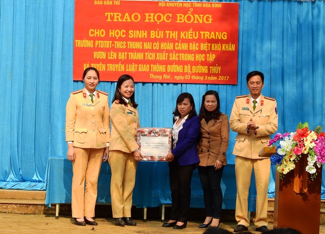 Hơn 80 triệu đồng đến với cô bé mỗi ngày vượt 18km đến trường - 5
Phòng CSGT Công an tỉnh Hòa Bình cũng đã trao quà cho nhà trường và em Trang, phần quà này rất thiết thực góp phần trong công tác giảng dạy và học tập của nhà trường