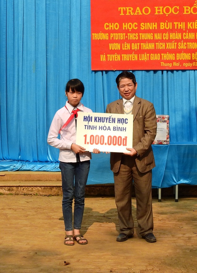 Hơn 80 triệu đồng đến với cô bé mỗi ngày vượt 18km đến trường - 3
Ông Nguyễn Đức Hải - Ủy viên Thường vụ, Chánh VP Hội Khuyến học tỉnh Hòa Bình trao cho em Bùi Thị Kiều Trang một suất học bổng trị giá 1 triệu đồng