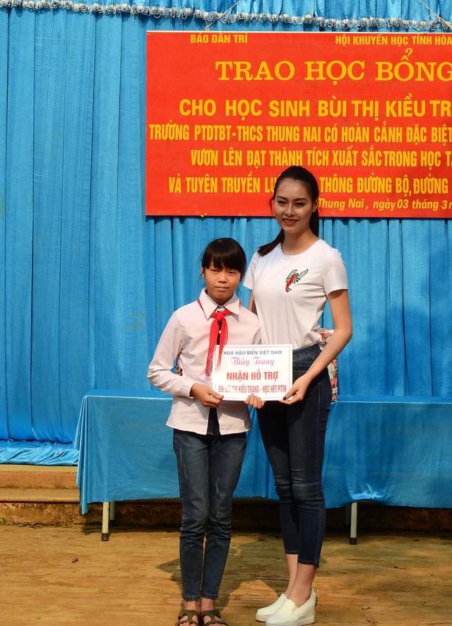 Hơn 80 triệu đồng đến với cô bé mỗi ngày vượt 18km đến trường - 4
Hoa hậu biển Phạm Thùy Trang nhận hỗ trợ em Kiều Trang học hết phổ thông trung học