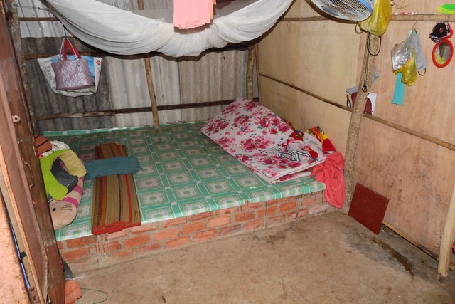 Ước mơ "có một mái nhà" của cậu học trò lớp 12 ở Côn Đảo - 2
Căn nhà có mỗi cái giường kê bằng gạch