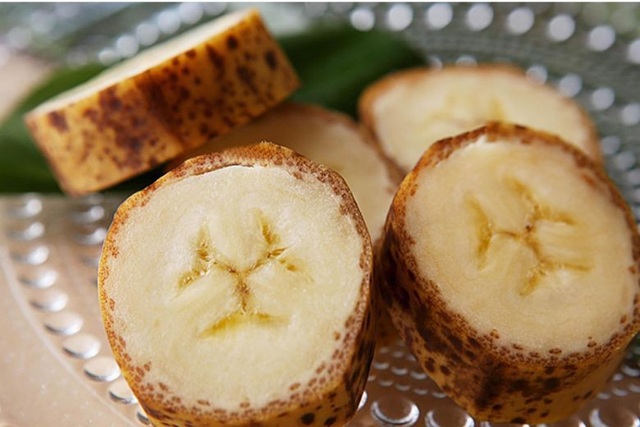 Kỳ lạ giống chuối ăn được cả... vỏ, hơn 100 nghìn đồng/quả - 4 Vỏ chuối ăn ngọt mát và thơm, đặc biệt không có dư lượng chất kích thích