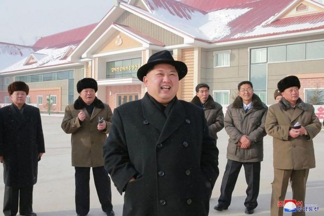 Lách lệnh trừng phạt, hàng chục quốc gia vẫn làm ăn với Triều Tiên - 1 Nhà lãnh đạo Kim Jong-un thị sát một nhà máy chế biến khoai tây của Triều Tiên (Ảnh: AFP)
