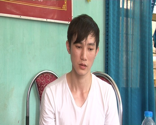 Bắt đối tượng người Trung Quốc vận chuyển lậu gần 1triệu USD - 2 Đối tượng Lý Gia Kỳ vận chuyển lậu gần 1 triệu USD