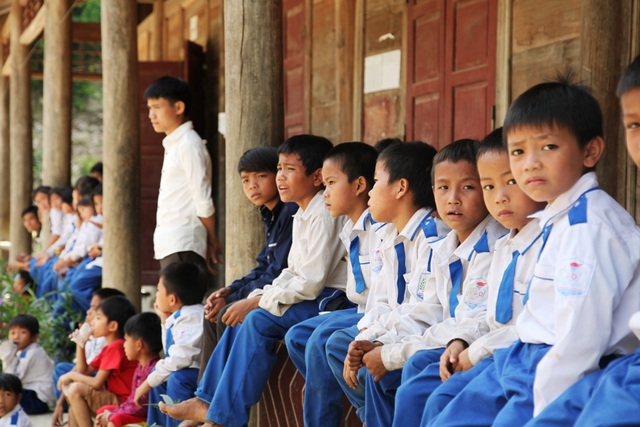 Khởi công xây dựng cầu Dân trí thứ 13 tại Nghệ An - 6 Với việc khởi công cầu Dân trí tại bản Con Phen, xã Hữu Khuông thì thầy và trò, chính quyền địa phương, người dân rất vui mừng vì rồi đây sẽ không còn cảnh lội suối.