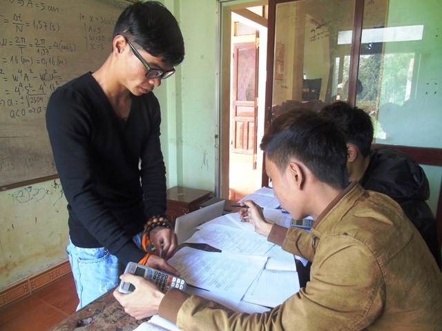 Chàng trai cai nghiện mở lớp học miễn phí giúp học sinh nghèo - 2 Nhờ vào vốn kiến thức vốn có của mình nên thầy Sỹ đã giảng dạy rất kỹ nên các em học sinh rất dễ hiểu và học lực lên rất nhanh