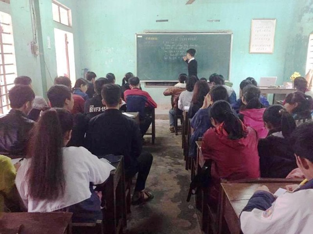 Chàng trai cai nghiện mở lớp học miễn phí giúp học sinh nghèo - 3 Với lượng học sinh đông và chia làm nhiều lớp, có những ngày người thầy đặc biệt Nguyễn Văn Sỹ phải dạy đến 7 ca, mỗi ca từ 1,5 đến 2 giờ đồng hồ