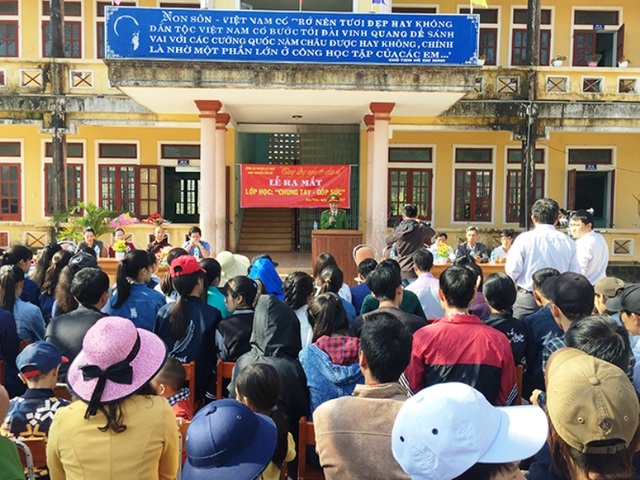 Chàng trai cai nghiện mở lớp học miễn phí giúp học sinh nghèo - 4 Buổi lễ khai giảng của lớp học do thầy Sỹ đứng lớp được Công an huyện Lệ Thuỷ tổ chức tại trụ sở UBND xã Hoa Thuỷ (Ảnh: T.T)
