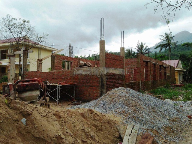 Quảng Bình: Tái khởi động công trình nhà bán trú “đắp chiếu” 7 năm - 1 Sau một thời gian dài bị đắp chiếu đến nay, công trình khu nhà bán trú của Trường Tiểu học - THCS Dân Hóa thuộc xã Dân Hóa đã thi công trở lại
