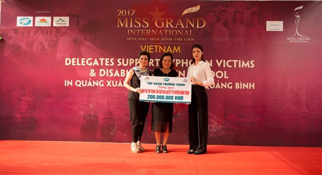 Thí sinh Miss Grand International 2017 tặng quà cho trẻ em khuyết tật - 1 Đại diện Tập đoàn Trường Thịnh, đơn vị tổ chức địa điểm vòng thi Trang phục dân tộc đã trao 200 triệu đồng ủng hộ Trường khuyết tật xã Quảng Xuân