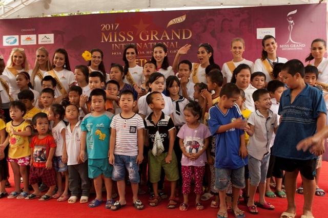 Thí sinh Miss Grand International 2017 tặng quà cho trẻ em khuyết tật - 2 Các thí sinh Miss Grand International 2017 tặng quà cho các em học sinh tại Trường khuyết tật xã Quảng Xuân
