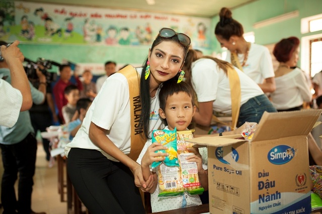 Thí sinh Miss Grand International 2017 tặng quà cho trẻ em khuyết tật - 6 Các hoa hậu chụp hình với các em học sinh khuyết tật...