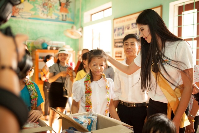 Thí sinh Miss Grand International 2017 tặng quà cho trẻ em khuyết tật - 3 Thí sinh Miss Grand International 2017 tặng quà cho trẻ em khuyết tật - 3