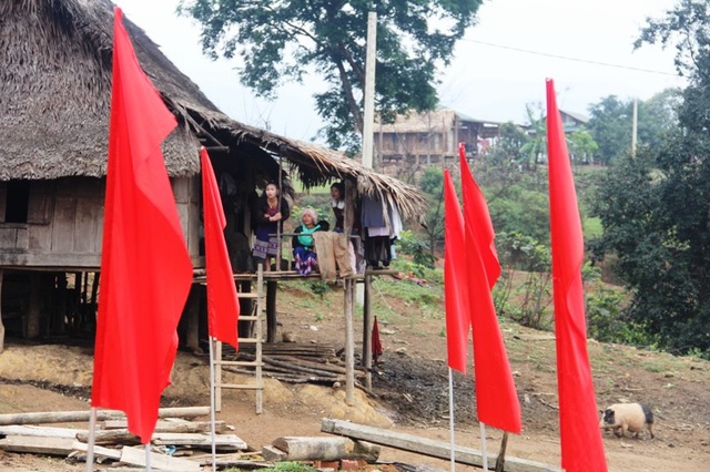 Khánh thành công trình phòng học Dân trí thứ 10 tại điểm trường bản Sy - 13
Trong niềm vui sướng vì con em mình đã có một phòng học khang trang, ngay từ sáng sớm đồng bào dân tộc ở bản Sy đã ngóng chờ buổi lễ khánh thành