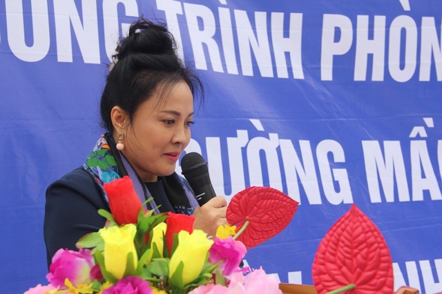 Khánh thành công trình phòng học Dân trí thứ 10 tại điểm trường bản Sy - 7
Bà Nguyễn Kim Thúy, Chủ tịch HĐQT kiêm Tổng giám đốc Tập đoàn Đỉnh Vàng rất xúc động vì Tập đoàn đã giúp đỡ được một phần nhỏ bé để các cháu học sinh ở bản nghèo có được một căn phòng học mới khang trang
