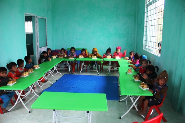 Khánh thành công trình phòng học Dân trí thứ 10 tại điểm trường bản Sy - 6 Từ nay, các em học sinh mầm non ở bản Sy sẽ được học trong một căn phòng khang trang và đầy đủ tiện nghi hơn rất nhiều