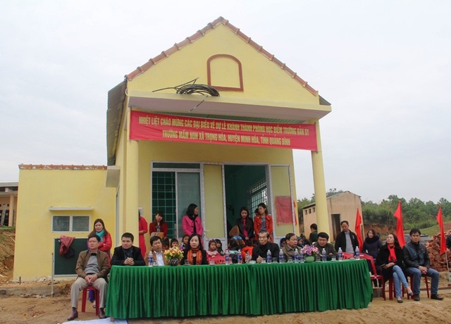 Khánh thành công trình phòng học Dân trí thứ 10 tại điểm trường bản Sy - 1
Các đại biểu về dự Lễ Khánh thành phòng học mang tên Dân trí tại điểm trường bản Sy