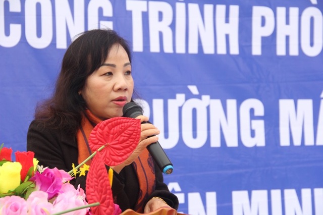 Khánh thành công trình phòng học Dân trí thứ 10 tại điểm trường bản Sy - 9 Bà Trần Thị Hương, Phó Giám đốc Sở GD&ĐT Quảng Bình bày tỏ niềm xúc động khi được đón nhận tình cảm từ Báo Dân trí và Tập đoàn Đỉnh Vàng đã dành tặng cho ngành giáo dục tỉnh nhà