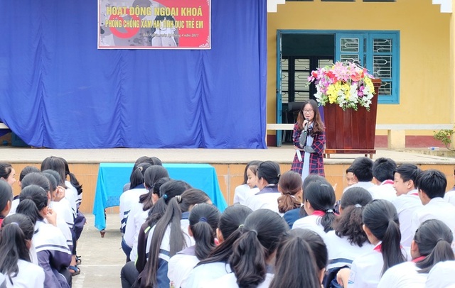Nữ sinh Báo chí và nỗ lực phòng chống xâm hại tình dục trẻ em - 1
Nguyễn Thị Song Trà giao lưu với các em học sinh.