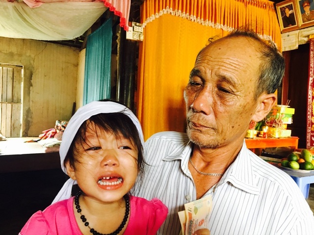 Rơi nước mắt trước cảnh cô bé 4 tuổi mất mẹ, mất em, bố lâm nguy vì tai nạn - 6 Gia đình bé Thanh Thanh đang rất cần sự chung tay giúp đỡ của các nhà hảo tâm, của cả cộng đồng xã hội để anh Tiên có điều kiện chữa trị