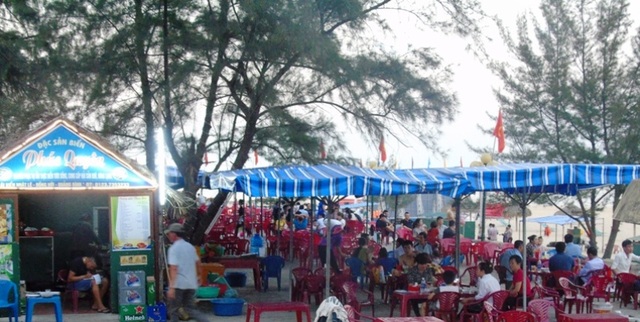 Quảng Bình: Du lịch biển hồi sinh sau sự cố môi trường - 1 Các quán nhậu ở trên các tuyến đường ven biển thành phố Đồng Hới đã đông đúc trở lại