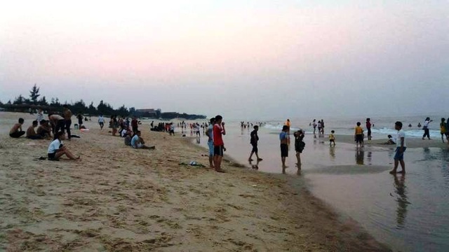 Quảng Bình: Du lịch biển hồi sinh sau sự cố môi trường - 2 Các bãi biển cũng đã có rất đông người xuống tắm
