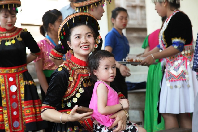 Khởi công xây dựng cầu Dân trí thứ 13 tại Nghệ An - 9 Các cô giáo mầm non xã Hữu Khuông cũng như học sinh nơi đây vui mừng vì sẽ không còn chịu cảnh phải lội suối như trước đây nữa.