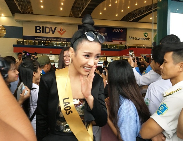 Người hâm mộ vây kín dàn hoa hậu Miss Grand International 2017 - 8 Người đẹp Lào chào các fan cuồng